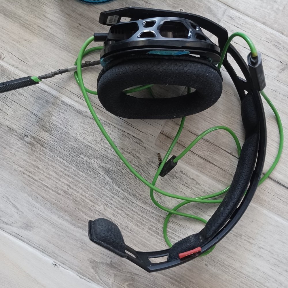 Xbox Controllers and headsets - Picture 10 of 11